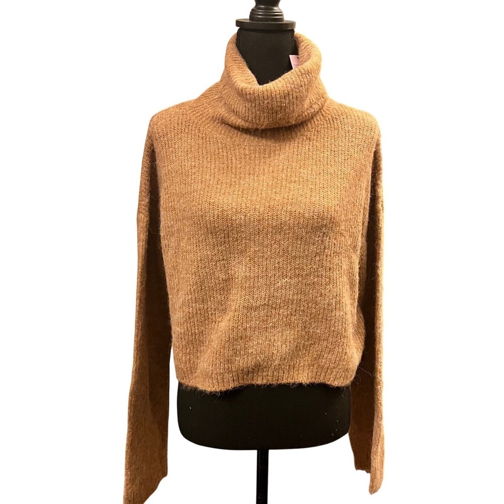 Modern Minimalist Ribbed Cropped Sweater - Picture 3 of 5